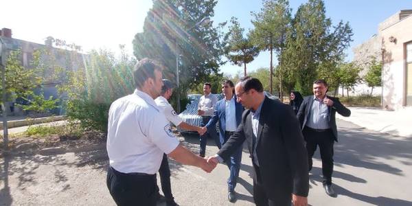 به مناسبت روز فوریت های پزشکی و اورژانس(۲۶ شهریورماه)؛ جواد اتابکی سرپرست فرمانداری شهرستان تفرش به همراه قنبری شهردار تفرش به دیدار کارکنان اورژانس تفرش رفتند و این روز را به آنان تبریک و خدا قوت گفتند.