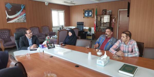 شعبانعلی رئیس اداره فنی و حرفه‌ای به همراه تعدادی از مدرسان این اداره با اتابکی سرپرست فرمانداری شهرستان تفرش دیدار نمودند.