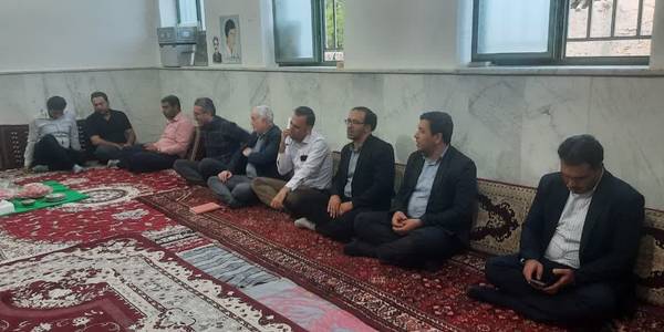 در ادامه دهگردشی امروز دکتر اتابکی سرپرست فرمانداری و درودیان بخشدار مرکزی  مدیر جهاد کشاورزی، مدیر منابع طبیعی، مدیر راهداری و حمل و نقل جاده‌ای، مدیر منابع آب و مدیر آب و فاضلاب شهرستان با حضور در روستای #فریسمانه با اهالی این روستا دیدار و از نزدیک در جریان مشکلات روستا قرار گرفتند.