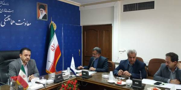 .نظارت برعرضه وقیمت محصولات بازار ایام ابتدای مهر ماه با جدیت بیشتر صورت پذیرد.
جلسه کمیته اقدام مشترک تنظیم بازار استان به ریاست میرزاخانی معاون هماهنگی امور اقتصادی وتوسعه منطقه ای وبا حضور اعضای مرتبط برگزار گردید.
در این جلسه آخرین شرایط مرتبط با نظارت بر بازار ایام ابتدای مهر ماه همزمان با بازگشایی مدارس اعم از کیف ،کفش،لوازم تحریر ،پوشاک وسرویس مدارس مورد بررسی قرار گرفت ومقرر شدبا محوریت تعزیرات حکومتی استان ومشارکت اداره کل صمت واتاق اصناف نظارت بر عرضه محصولات مرتبط با جدیت تمام صورت گیرد.
همچنین آخرین شرایط عرضه گوشت قرمز ومرغ در بازار از نظر حجم وقیمت آن مورد بررسی قرار گرفت ومقرر شد بانگاه به منافع عموم مردم ومصرف کننده قیمت ها موردتجدید نظر قرار گرفته ونظارت لازم صورت گیرد واز ورود گوشت مرغ درصورت تعدیل قیمت به نفع مصرف کننده ممانعت بعمل نیاید.
چهار شنبه ۱۴۰۲-۰۶-۲۹