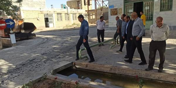 حضور هادی فرماندار شهرستان اراک به همراه قدیری بخشدارمرکزی واکبری رئیس اداره بنیاد مسکن انقلاب اسلامی شهرستان اراک درروستای چقا از توابع بخش مرکزی اراک وبازدید از طرحهای عمرانی در دست اجرای این روستا