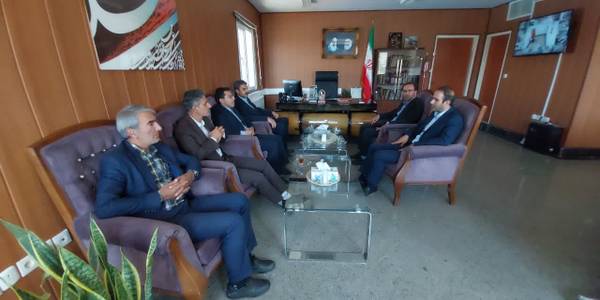 محمودی مدیر عامل شرکت توزیع نیروی برق استان مرکزی به همراه هئیت همراه به دیدار اتابکی فرماندار شهرستان تفرش در دفتر فرمانداری رفتند و روند بررسی پروژه آب هفتیان را مورد بررسی قرار دادند.