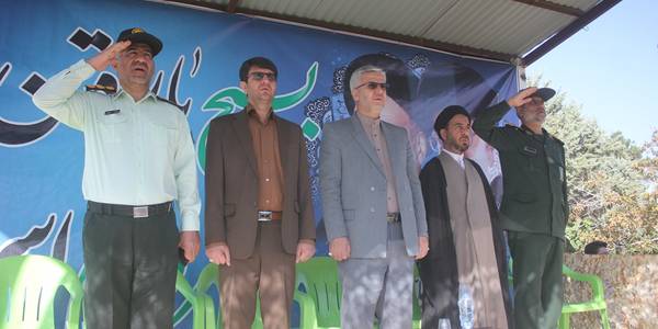 صبحگاه مشترک نیروهای نظامی و انتظامی شهرستان خمین بمناسبت هفته دفاع مقدس برگزار شد
