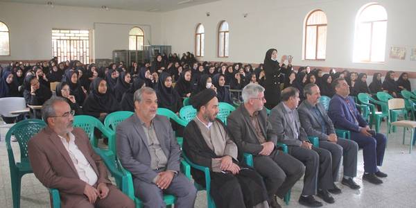مراسم گرامیداشت هفته دفاع مقدس در دبیرستان دختران سمیه خمین برگزار شد