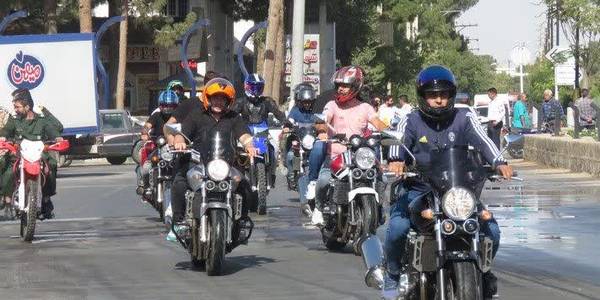 رژه موتوری و عطرافشانی و گلباران مزار مطهر شهدا در هفته دفاع مقدس