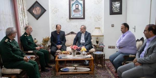 تجدید میثاق با شهدا در نخستین روز هفته دفاع مقدس- استاندار مرکزی با خانواده شهیدان فضلعلی دیدار کرد
