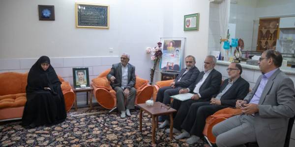 استاندار مرکزی با خانواده معظم دانش‌آموز شهید «داود حاجیان» دیدار کرد