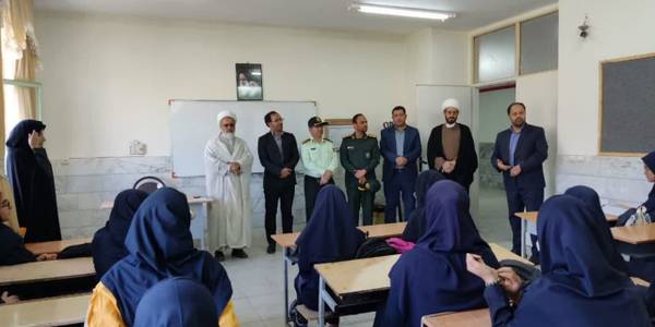 در اولین روز از شروع سال تحصیلی اتابکی سرپرست فرمانداری به همراه حجه الاسلام و المسلمین حاج آقا اجرایی امام جمعه شهرستان، درودیان بخشدار مرکزی، سرهنگ فراهانی فرمانده انتظامی شهرستان، سرهنگ هاشمی جانشین ناحیه مقاومت بسیج، حبیبی مدیر آموزش و پرورش و کرمی مدیر اداره اوقاف شهرستان از کلاس درس دانش آموزان مدرسه سرهنگ غفوری بازدید و با دانش آموزان گفتگو نمودند.