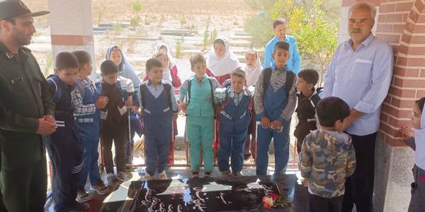 اتابکی سرپرست فرمانداری شهرستان، درودیان بخشدار مرکزی، سرهنگ هاشمی جانشین ناحیه مقاومت بسیج و جمعی از مدیران شهرستان به اتفاق دانش آموزان روستای هفتان و شورای اسلامی و خانواده شهدا با حضور در گلزار شهدای هفتان با آرمان های انقلاب اسلامی، امام راحل و شهدای گرانقدر تجدید پیمان نمودند.