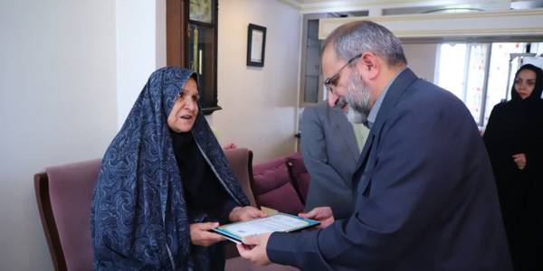 تجلیل استاندار مرکزی از مادر شهید «مسعود رضایی» در اراک