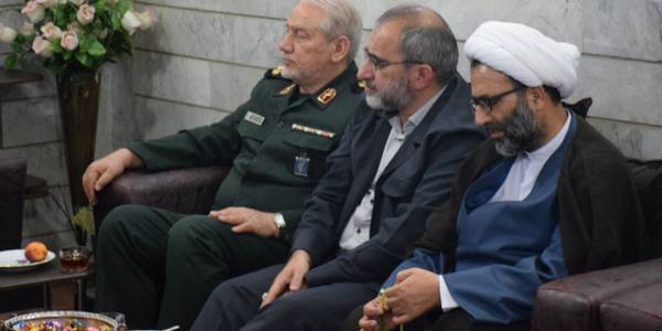 د یدار سردار سرلشگر سید یحیی رحیم صفوی دستیار و مشاور عالی فرمانده معظم کل قوا در نیروهای مسلح به همراه دکتر مخلص الائمه استاندار مرکزی با خانواده معظم شهید مهاجری
