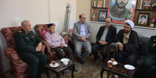 🔸️سرلشگر رحیم صفوی دستیار و مشاور عالی فرمانده معظم کل قوا و دکتر سید مجتبی آل یاسین معاون توسعه مدیریت و منابع استانداری وجمعی از مسئولین استانی و شهرستانی با حضور در منزل شهیدان ولی‌الله و فضل‌الله خراسانی، ضمن تجدید میثاق با آرمان‌های شهدا در آستانه هفته دفاع مقدس، از پدر مکرم این شهیدان والامقام تجلیل کردند.