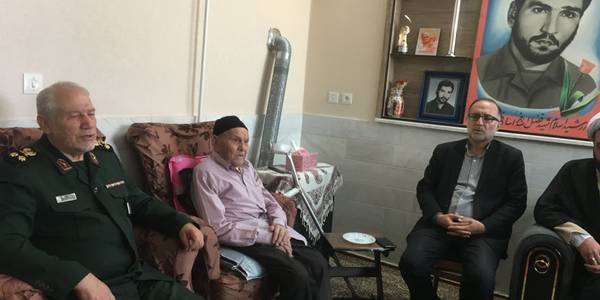 سرلشگر رحیم صفوی دستیار و مشاور عالی فرمانده معظم کل قوا،دکتر مخلص الائمه استاندار مرکزی و سید مجتبی آل یاسین معاون توسعه مدیریت و منابع استانداری و جمعی از مسئولین استانی و شهرستانی باحضور در منزل شهید رضا مهاجری در شهر نیم‌ور، ضمن دیدار و گفتگو با خانواده شهید از صبر و بردباری والدین مکرم این شهید والامقام تجلیل کردند.