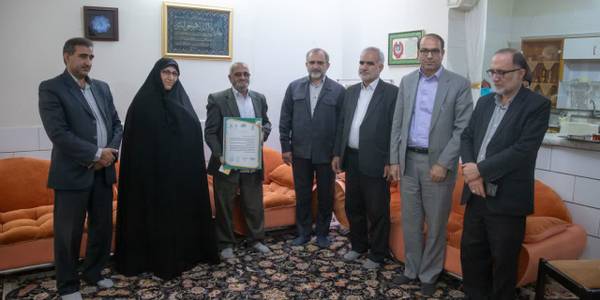 در دومین روز از هفته دفاع مقدس و همزمان با آغاز سال تحصیلی جدید،دکتر مخلص الائمه استاندار مرکزی،دکتر سید مجتبی آل یاسین معاون توسعه مدیریت و منابع استانداری و مشاور وزیر آموزش و پرورش در امور شاهد و ایثارگران و جمعی از مسئولین با حضور در منزل شهید والامقام داود حاجیان از شهدای دانش‌آموز استان مرکزی، ضمن تجدید میثاق با آرمان‌های شهدا، از صبر و بردباری خانواده معظم شهید تجلیل کردند.