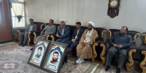 فرماندار با خانواده شهیدان سید علی و سید محمود شریفی دیدار کرد