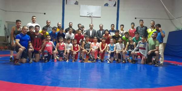 بازدید دکتر اتابکی سرپرست فرمانداری شهرستان به اتفاق اسدی رئیس اداره ورزش و جوانان از سالن کشتی صالحین شهرک امام و تمرین کشتی و دیدار با رئیس هیات و مربیان و ورزشکاران رشته کشتی و بررسی مسائل و مشکلات این حوزه