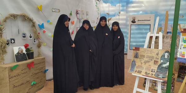 بازدید  مفتح زاده  مدیر کل  دفتر امور بانوان  و خانواده استانداری  از  نمایشگاه  دفاع  مقدس  در شهر  مهاجران  .   ٠٦-٠٧-١٤٠٢