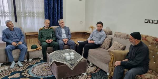 فرماندار با خانواده شهیدان کاظمی و گودرزی دیدار کرد