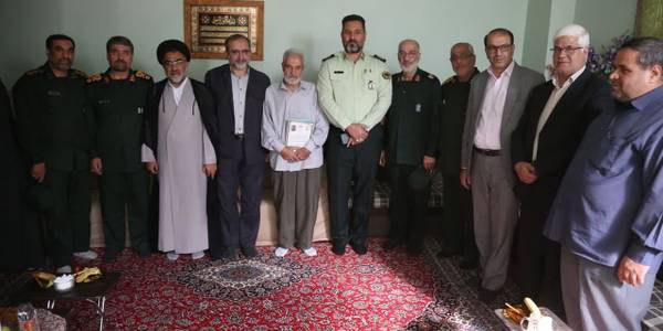 تجلیل استاندار مرکزی از خانواده شهید «اسدالله قریشی»

🔸به مناسبت هفته دفاع مقدس، جانشین سازمان بسیج مستضعفین، استاندار مرکزی، مفتح زاده مدیر کل دفتر امور بانوان وخانواده  استانداری  جمعی از مسئولین و فرماندهان نظامی استان با حضور در منزل شهید والامقام «سید اسدالله قریشی» ضمن دیدار با خانواده معظم شهید و تجدید میثاق با شهدا، از شکیبایی و ایثار والدین این شهید معزز تجلیل کردند.

🔸در این دیدار فرمانده سپاه روح‌الله به روایتگری و نقل خاطراتی از شهید قریشی پرداخت.

🔸استاندار مرکزی نیز با اشاره به نقش برجسته رزمندگان استان مرکزی در دفاع مقدس، گفت: ویژگی‌هایی که یک جامعه را متمایز می‌کنند مولفه‌های هویتی هستند و فرماندهان و بنیانگذاران جریان جهاد و شهادت جزو مولفه‌های هویتی اصلی استان مرکزی هستند و استان غنی از این عناصر ارزشمند است.

مخلص الائمه ادامه داد: قدرشناس صبوری مادران شهدا هستیم و پیام قدرشناسی خدمتگزاران استان همتی حضور و ادای احترام به خانواده معظم شهیدان است‌.

🔹شهید قریشی در یکم مردادماه ۱۳۴۵ در شهرستان خمین متولد شد. پس از انقلاب اسلامی وارد سپاه شد اما با شروع جنگ تحمیلی برای رفتن به جبهه بال و پر گشود و مدتی را مهمان کربلای ایران‌زمین بود.

🔹این شهید والامقام به عنوان مسئول گروه گشت و شناسایی در واحد اطلاعات عملیات لشکر ۱۷ علی بن ابی‌طالب (ع) خدمت می‌کرد که در بیست و یکم دی‌ماه سال ۱۳۶۵ در عملیات کربلای ۵ در منطقه عرایض خرمشهر با اصابت ترکش به شهادت رسید و پیکر مطهرش در گلزار شهدای اراک به خاک سپرده شد.

چهارشنبه ۵ مهرماه