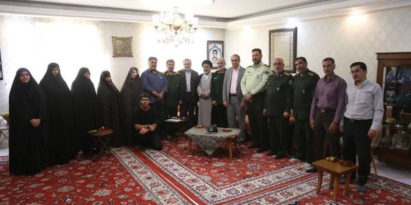 دیدار استاندار مرکزی و جانشین سازمان بسیج با خانواده شهید «رضا پاکپور»

🔹همزمان با ششمین روز از هفته دفاع مقدس، جانشین سازمان بسیج مستضعفین، استاندار مرکزی و مفتح زاده مدیر کل دفتر امور بانوان‌ و خانواده و جمعی از مسئولین استان با حضور در منزل شهید والامقام «رضا پاکپور» ضمن دیدار و گفتگو با خانواده معظم شهید، از صبر و فداکاری مادر مکرمه شهید پاکپور تجلیل کردند.

🔸در این دیدار سردار قریشی و سردار کریمی از فرماندهان پیشکسوت استان، به نقل خاطراتی از دوران دفاع مقدس و نقش آفرینی شهید پاکپور پرداختند و استاندار مرکزی نیز با بیان اینکه خانواده رزمنده‌پرور و انقلابی پاکپور در مسیر انقلاب ثابت قدم هستند، گفت: خانواده‌هایی که در خدمت نظام و انقلاب بودند حق بزرگی به گردن ما دارند چراکه بهترین داشته و دارایی خود یعنی خون پاک فرزندانشان را تقدیم انقلاب کردند.

🔹شهید رضا پاکپور در چهارم تیرماه سال ۱۳۴۲ در روستای دهسد از توابع شهرستان خنداب دیده به جهان گشود. تا کلاس اول راهنمایی به تحصیلش ادامه دهد و برای یادگیری اصول و فروع دین به حوزه علمیه رفت و در کسوت روحانی در آمد. در زمان انقلاب فعال بود و با آغاز جنگ تحمیلی برای دفاع از میهن اسلامی به جبهه رفت، هنگامی که سپاه تأسیس شد به عضویت این نهاد در آمد. ۱۸ سال بیشتر نداشت که در بیست و دوم تیر ماه سال ۱۳۶۱ در حین عملیات رمضان بر اثر اصابت تیر به قلبش در پاسگاه زید به شهادت رسید و پیکر مطهرش را در روستای دهسد به خاک سپردند.

چهارشنبه ۵ مهر ۱۴۰۲