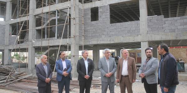 معاون هماهنگی امور عمرانی استاندار از پروژه 48 واحدی اقدام ملی مسکن در خمین بازدید کرد