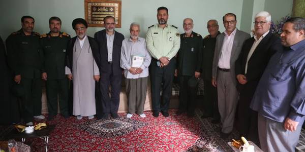 تجلیل استاندار مرکزی از خانواده شهید «اسدالله قریشی»