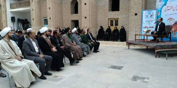 محفل انس با قرآن در دومین روز از هفته وقف با عنوان #وقف_قرآن_سنت_نبوی_سیره_معصومین ع ) با حضور جواد اتابکی فرماندار شهرستان تفرش، حجت الاسلام کرمی رئیس اداره وقف و امور خیریه و جمعی از مسئولین به همراه مردم ولایت مدار شهرستان تفرش در حرم مطهر #امامزاده_محمد (ع) تفرش برگزار شد.