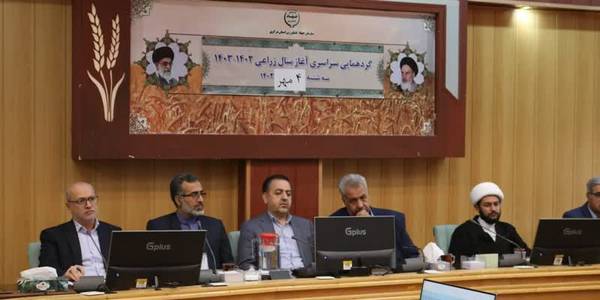 🌾رشد ۳۲ درصدی خرید تضمینی گندم در استان مرکزی- ۲۵۵ هزار تن گندم خریداری شد

🔹آیین آغاز سال زراعی ۱۴۰۳-۱۴۰۲ و چهارمین سال اجرای طرح جهش تولید در دیمزارها صبح سه‌شنبه ۴ مهرماه با حضور وزیر جهاد کشاورزی، تعدادی مدیران این وزرتخانه، مسئولان ستاد اجرایی فرمان امام (ره) و به صورت ارتباط برخط با مراکز استان‌ها در محل وزارت جهاد کشاورزی برگزار شد.

🔹این آیین در استان مرکزی نیز همزمان با سراسر کشور با حضور معاون هماهنگی امور اقتصادی و توسعه منطقه‌ای استاندار، جمعی از مدیران جهاد کشاورزی و فعالان بخش کشاورزی در اراک و سایر شهرستان‌ها برگزار گردید.

میرزاخانی، معاون استاندار:
🔸خرید تضمینی گندم در استان مرکزی امسال نسبت به مدت مشابه سال گذشته ۳۲ درصد افزایش یافت و ۲۵۵ هزار و ۵۰۰ تن گندم از کشاورزان استان خریداری شد که همسو با کشور روند افزایشی را نشان می‌دهد.

🔸با توجه به پیش‌بینی سازمان هواشناسی مبنی بر افزایش بارندگی‌ها در پاییز امسال و با استفاده از بذور گواهی شده و رعایت اصول فنی کاشت، امید است در سال آینده نیز تولید گندم در مزارع دیم استان نسبت به سال جاری افزایش یابد.

🔸افزایش کیفیت گندم استان مرکزی علاوه بر افزایش تولید این محصول از دیگر دستاوردهای سازمان جهاد کشاورزی استان است که امیدواریم همچنان شاهد افزایش بیش از پیش آن باشیم چراکه در راستای افزایش کیفیت نان تولیدی باید افزایش کیفیت گندم تولیدی در دستور کار قرار گیرد.

سه‌شنبه ۴ مهرماه ۱۴۰۲