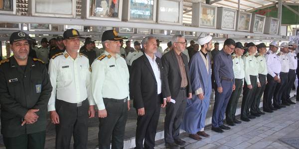 قبور مطهر شهدای شهرستان خمین بمناسبت هفته نیروی انتظامی گلباران شد