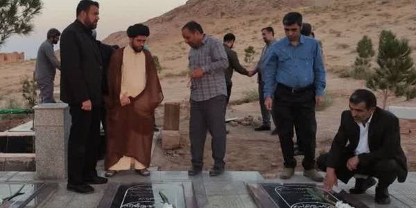 گلباران مزار شهدای روستای دستجرد به مناسبت هفته دفاع مقدس