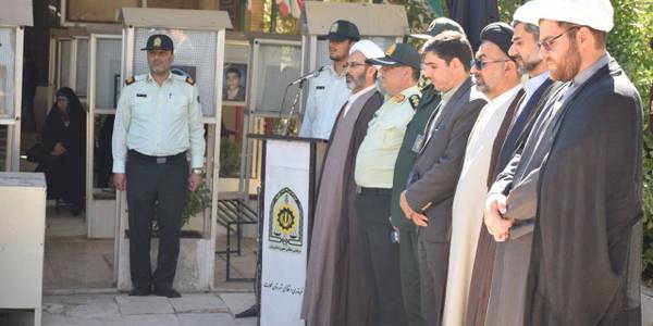 همزمان با گرامیداشت روز نیروی انتظامی آیین غبارروبی و گلباران گلزار مطهر شهدای شهر محلات برگزار شد.