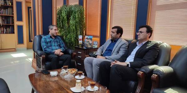 حسینی مدیر کل تامین اجتماعی استان مرکزی به همراه رییس این نهاد در ساوه با مهدی الیاسی معاون استاندار و فرماندار ویژه شهرستان ساوه دیدار و گفت و گو کردند.