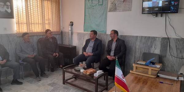 جواد اتابکی سرپرست فرمانداری به همراه درودیان بخشدار مرکزی در روستای #کنگران حضور یافتند و با اهالی این روستا دیدار و از نزدیک مسائل روستا را بررسی نمودند.