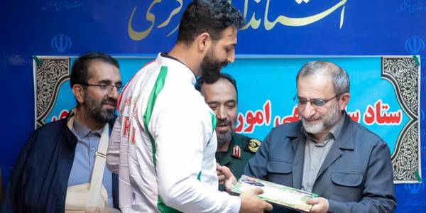 تجلیل استاندار مرکزی از ورزشکار طلایی استان در بازی‌های آسیایی