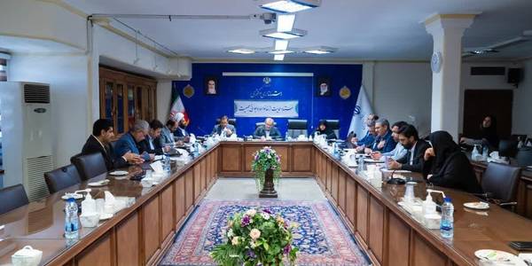 هفتمین جلسه ستاد حمایت از خانواده و جوانی جمعیت استان با محوریت کمیته اقتصادی ذیل ستاد به ریاست مخلص الائمه استاندار مرکزی و با حضور  میرزاخانی معاون هماهنگی امور اقتصادی ،مفتح زاده مدیرکل امور بانوان و خانواده و جمعی از مدیران برگزار شد.

استاندار مرکزی:
مسائل اولویت‌دار زیاد هستند اما مسئله جمعیت جزو اولویت‌های جدی است و نباید به هیچ‌وجه از رأس مسائل خارج شود.

سازمان برنامه و بودجه، بانک مرکزی و وزارتخانه‌های مجری قانون حمایت از خانواده و جوانی جمعیت جهت بهره‌مندی مردم از مشوق‌های اقتصادی مقرر در قانون به تکالیف خود عمل کنند.

معاون هماهنگی امور اقتصادی استاندار:
همراهی مضاعف فعالین اقتصادی در حوزه جوانی جمعیت در کنار مسئولیت اجتماعی که دارند، در مواردی نیازمند ارائه مشوق‌هایی است که باید احصا و از طریق ستاد ملی پیگیری شود.

تشکیل ۴ کمیته تخصصی در ستاد جمعیت استان مرکزی- اجرای قانون جمعیت تسهیل شود

مدیرکل دفتر امور بانوان و خانواده استانداری:
به منظور تسهیل در اجرای قانون جوانی جمعیت در استان با تأکید استاندار چهار کمیته تخصصی گفتمان و تبلیغ، سلامت و بهداشت، اقتصادی و بررسی‌های ویژه ذیل ستاد جمعیت تشکیل شد.

بررسی مفاد اقتصادی قانون جوانی جمعیت و تدوین بسته اقتصادی پیشنهادی جهت پیگیری استانی و انعکاس برخی موارد به ستاد ملی جوانی جمعیت از جمله موضوعات مطرح شده در این جلسه بود.  
شنبه ۲۲مهر ۱۴۰۲