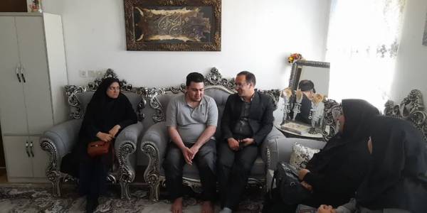 بمناسبت روز عصای سفید اتابکی سرپرست فرمانداری شهرستان و رئیس بهزیستی شهرستان با روشندل عزیز آقای افشاری و همسرش دیدار نمود.