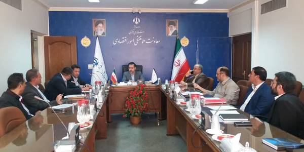 پیرو بازدید ماه گذشته استاندار مرکزی از شرکت تولیدی ودانش بنیان اکسیر پویان واقع در شهرک صنعتی ایبک آباد، جلسه ای به ریاست میرزاخانی معاون هماهنگی امور اقتصادی ومدیران دستگاههای مربوطه  به منظور پیگیری مصوبات ودستورات استاندار در بازدید فوق برگزار گردید.
در این جلسه ضمن تشریح آخرین اقدامات صورت گرفته، تصمیمات لازم جهت اجرای مصوبات باقیمانده بعمل آمد.