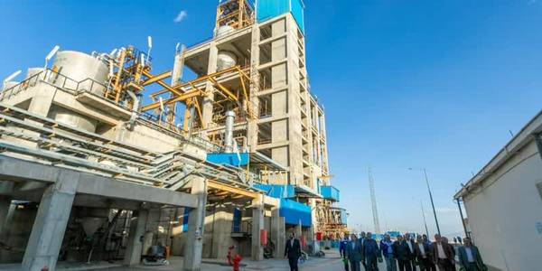 🏭استاندار مرکزی از پتروشیمی خمین بازدید کرد

🔸استاندار مرکزی، معاونین اقتصادی و عمرانی و جمعی از مدیران در جریان بازدید از مجتمع پتروشیمی «دی پلیمر آریا» ضمن حضور از بخش‌های مختلف این مجموعه، مسائلی از جمله موضوع تأمین خوراک پتروشیمی به منظور افزایش ظرفیت تولید را مورد بررسی قرار دارند.

🔸تولید این مجتمع از اردیبهشت‌ماه سال گذشته آغاز شده و با ظرفیت ۱۷۵ هزار تن درسال، ظرفیت تولید بیش از ٣٠ گرید پلی پروپیلن هموپلیمر را دارد.

🔸این واحد پتروشیمی که خوراک مورد نیازش را از پالایشگاه شازند تأمین می‌کند حدود ۱۷ درصد از پلی‌پروپیلن مورد نیاز صنایع پایین‌دستی کشور را تأمین می‌شود.

🔸پلی پروپیلن یکی از پرمصرف ترین و اساسی‌ترین پلیمرهای مورد استفاده در دنیا است که در گریدهای متنوع آن برای ساخت انواع قطعات پلاستیکی در صنایع مختلف استفاده می‌شود.