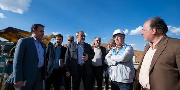 🟡بازدید استاندار مرکزی از سایت استخراج و فرآوری طلا در خمین

🔹در جریان سفر دکتر مخلص‌الائمه استاندار مرکزی به شهرستان خمین، ضمن بازدید از مجتمع «زر معدن اختران» مسائل این واحد فعال در حوزه شناسایی، اکتشاف، استخراج و فرآوری معادن، با حضور معاونین هماهنگی امور اقتصادی و عمرانی استاندار و جمعی از مدیران مرتبط مورد بررسی قرار گرفت.

🔸همچنین استاندار مرکزی بر حمایت بخش معدن از تولیدکنندگان داخلی ماشین‌آلات به ویژه هپکو به عنوان بزرگترین تولید کننده ماشین آلات معدنی و راهسازی در کشور و منطقه تأکید کرد.

🔹سایت معدنی «زر معدن اختران» در خمین از سال ۹۴ در حوزه استخراج و فرآوری طلا آغاز به فعالیت کرده و در حال حاضر با حدود ۴۴۰ هکتار محدوده معدنی ۵۰۰ نفر در این سایت اشتغال دارند.