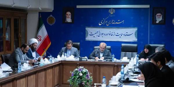 🔴دستگاه‌های ملی به تکالیف خود در قانون جوانی جمعیت عمل کنند- جمعیت در رأس مسائل

🔹روز شنبه نشست کمیته اقتصادی ستاد حمایت از خانواده و جوانی جمعیت استان به ریاست استاندار و با حضور معاون هماهنگی امور اقتصادی، مدیرکل امور بانوان و جمعی از مدیران دستگاه‌های اجرایی مرتبط برگزار شد.

استاندار مرکزی:
🔸مسائل اولویت‌دار زیاد هستند اما مسئله جمعیت جزو اولویت‌های جدی است و نباید به هیچ‌وجه از رأس مسائل خارج شود.

🔸سازمان برنامه و بودجه، بانک مرکزی و وزارتخانه‌های مجری قانون حمایت از خانواده و جوانی جمعیت جهت بهره‌مندی مردم از مشوق‌های اقتصادی مقرر در قانون به تکالیف خود عمل کنند.
moi.ir-x3LJD

🔻موانع اجرای مفاد اقتصادی قانون جوانی جمعیت احصا و پیگیری می‌شود

معاون هماهنگی امور اقتصادی استاندار:
🔸همراهی مضاعف فعالین اقتصادی در حوزه جوانی جمعیت در کنار مسئولیت اجتماعی که دارند، در مواردی نیازمند ارائه مشوق‌هایی است که باید احصا و از طریق ستاد ملی پیگیری شود.
moi.ir-x3LJx

🔻تشکیل ۴ کمیته تخصصی در ستاد جمعیت استان مرکزی- اجرای قانون جمعیت تسهیل شود

مدیرکل دفتر امور بانوان و خانواده استانداری:
🔸به منظور تسهیل در اجرای قانون جوانی جمعیت در استان با تأکید استاندار چهار کمیته تخصصی گفتمان و تبلیغ، سلامت و بهداشت، اقتصادی و بررسی‌های ویژه ذیل ستاد جمعیت تشکیل شد.

🔹بررسی مفاد اقتصادی قانون جوانی جمعیت و تدوین بسته اقتصادی پیشنهادی جهت پیگیری استانی و انعکاس برخی موارد به ستاد ملی جوانی جمعیت از جمله موضوعات مطرح شده در این نشست بود.