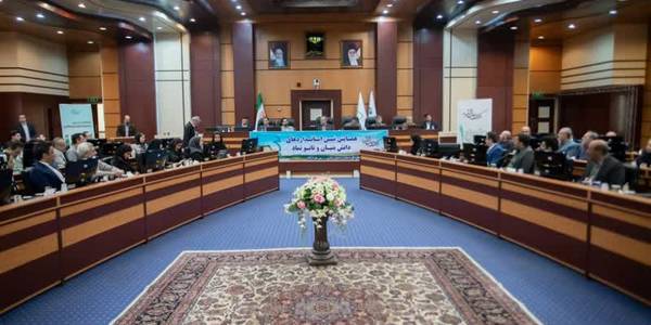 ⭕️مجموعه‌های دانش‌بنیان به سمت استانداردسازی محصولات گام بردارند- لزوم تدوین استاندارد آرد و نان کامل
🔹 همایش «تبیین استانداردهای دانش‌بنیان و نانو نماد» با حضور استاندار مرکزی، معاون هماهنگی امور اقتصادی وتوسعه منطقه ای ،معاون ارزیابی کیفیت سازمان ملی استاندارد ایران، اعضای ستاد اقتصاد دانش‌بنیان استان و فعالان این حوزه در اراک برگزار شد.
دکتر «مخلص‌الائمه» استاندار مرکزی:
🔸با توجه به ظرفیت‌های ایجاد شده توسط سازمان استاندارد، انتظار داریم مجموعه‌های دانش‌بنیان‌ برای استانداردسازی محصولات خود پیشتاز باشند.
🔸در استان مرکزی به عنوان قطب تولید و مهد صنعت کشور باید جایگاه خودمان را در حوزه دانش‌بنیان پیدا کنیم چراکه نسبت به ظرفیت‌های استان با عقب افتادگی نسبتا قابل توجهی در این بخش مواجه هستیم.
🔸استان مرکزی پیشتاز و پیشران نهضت احیای آرد و نان کامل است و  حدود ۱۰۰ نانوایی در سطح استان در حال طبخ و عرضه نان کامل هستند همچنین اولین و بزرگترین کارخانه آرد کامل کشور که بدون جوانه‌زدایی و سبوس‌گیری تولید آرد می‌کند در استان مرکزی مستقر است.
🔸متأسفانه استانداردهای لازم برای آرد کامل وجود ندارد و ممکن است که بعضا سودجویانی به این حوزه ورود کنند.
🔹همچنین در دیدار معاون ارزیابی کیفیت سازمان ملی استاندارد ایران با استاندار مرکزی، بر حرکت به سمت استانداردسازی محصولات دانش بنیان به عنوان پیش شرط تحقق اقتصاد دانش بنیان تأکید شد.
چهارشنبه ۱۴۰۲-۰۷-۱۹