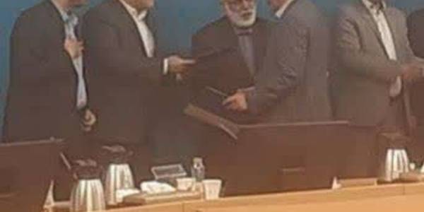 تقدیر رئیس کمیته امداد از معاون اقتصادی استاندار مرکزی
🔹روز چهارشنبه ۲۶ مهرماه در همایش معاونان اقتصادی استانداری‌های سراسر کشور و با حضور رئیس کمیته امداد امام خمینی (ره) و معاون اقتصادی وزیر کشور، از «حسن میرزاخانی» معاون هماهنگی امور اقتصادی و توسعه منطقه‌ای استاندار مرکزی، به جهت عملکرد خوب استان مرکزی در حوزه توانمندسازی و ایجاد اشتغال برای مددجویان تحت پوشش کمیته امداد امام خمینی (ره) تقدیر به عمل آمد.