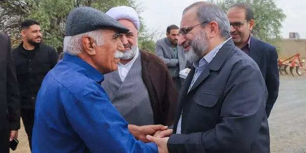 استاندار مرکزی از خانواده شهید مرزبانی «علی‌اکبر معصومی‌نژاد» تجلیل کرد