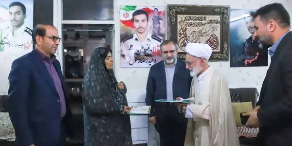 دیدار مسئولین استان مرکزی با خانواده شهید فراجا «وحیدرضا رسولی»