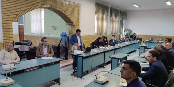 💠 برگزاری کارگاه آموزشی با عنوان آیین نگارش و مکاتبات اداری ویژه دهیاران بخش زاویه و مرکزی شهرستان زرندیه

🔹صبح روز دوشنبه مورخ ۲۴ مهر ماه سال جاری، کارگاه آموزشی آیین نگارش و مکاتبات اداری ویژه دهیاران بخش زاویه و مرکزی شهرستان زرندیه با حضور کارشناسان مربوطه و دهیاران تابعه این دو بخش در محل سالن جلسات بخشداری برگزار گردید.