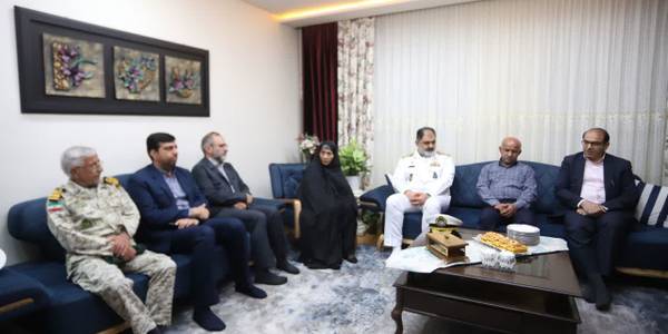 💠دریادار ایرانی با خانواده شهید نداجا «دشتی ساسانی» در اراک دیدار کرد