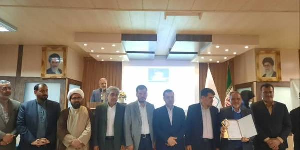 تقدیر از واحدهای تولیدی برتر استاندارد:
 با حضور مشاور ومدیرکل دفتربازرسی و پاسخگویی سازمان استاندارد، معاون هماهنگی امور اقتصادی استانداری مرکزی،مدیرکل استاندارد و تحقیقات صنعتی استان،مدیرکل صنعت،معدن وتجارت استان از واحدهای تولیدی برتر درحوزه استاندارد تقدیرشد.
مشاور و مدیرکل دفتر بازرسی و پاسخگویی به عملکرد سازمان استاندارد کشور در این نشست گفت: نگاه زینتی به استاندارد در این سازمان از بین رفته‌ و اقدامات کارشناسی با اهداف مختلف جایگزین آن شده است.

📅 چهارشنبه ۱۰ آبان ۱۴۰۲