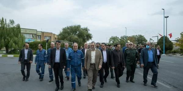 ⛽️اعطای پروانه کاربرد نشان استاندارد برای فرآورده بنزین پالایشگاه امام خمینی (ره)


🔹آیین اعطای پروانه کاربرد نشان استاندارد برای فرآورده بنزین شرکت پالایش نفت امام خمینی (ره) شازند با حضور استاندار مرکزی، مشاور عالی ریاست و مدیرکل بازرسی سازمان ملی استاندارد و جمعی از مسئولین، در این شرکت برگزار شد.

🔹در آستانه یکصد سالگی تأسیس سازمان ملی استاندارد ایران و پس از موفقیت پالایشگاه امام خمینی (ره) شازند در دریافت نتایج قبولی آزمون کیفیت فرآورده بنزین به عنوان اولین شرکت پالایشی کشور، پروانه کاربرد علامت استاندارد برای فرآورده مذکور به این پالایشگاه اعطاء شد.

🔸به گفته مدیرعامل شرکت پالایش نفت امام خمینی (ره)، این مجموعه با تولید ۶ فرآورده اصلی و بیش از ۱۰ فرآورده ویژه، بخش قابل توجهی از نیاز کشور را مرتفع می‌کند همچنین این پالایشگاه علاوه بر تولید روزانه ۱۶ میلیون لیتر بنزین یورو۴، محصولات منحصر به فردی را تولید می‌کند.

🔸مدیرکل استاندارد استان مرکزی نیز در این آیین گفت: فرآورده بنزین پالایشگاه امام خمینی (ره) شازند در پژوهشگاه سازمان استاندارد، مورد آزمون‌های دقیق قرار گرفت و پس از کسب نمره قبولی، نشان ملی استاندارد به فرآورده بنزین این پالایشگاه  تعلق گرفت.

🔹در حاشیه این مراسم، پیرو مصوبات ستاد مدیریت بحران استان، تفاهم‌نامه احداث پایگاه اورژانس در محل ورودی پالایشگاه شازند، بین دانشگاه علوم پزشکی اراک و این شرکت منعقد شد.