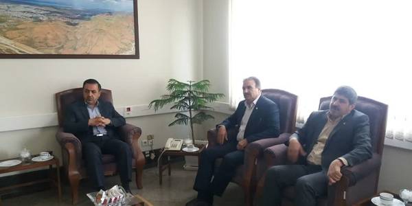 نشست معاون هماهنگی امور اقتصادی وتوسعه منطقه ای با ملکی راد مدیر امور شعب بانک ملی منطقه دو کشور ،
امیری مدیر امور شعب بانک ملی استان :
در این نشست در خصوص وضعیت عملکرد بانک ملی استان وراه های تجهیز منابع این بانک وافزایش نقش آن در برنامه های توسعه استان بحث وتبادل نظر شد.
چهارشنبه ۱۴۰۲-۰۸-۰۳