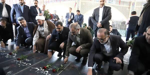 وزیر ارتباطات و فناوری اطلاعات در بدو ورود به شهرستان ساوه به همراه استاندار مرکزی و معاون توسعه مدیریت و منابع استانداری واستقبال جمعی از خانواده معظم شهدا با حضور در امامزاده سید علی اصغر(ع) و گلزار شهدای والامقام این شهرستان به مقام شامخ شهدا ادای احترام کرد.